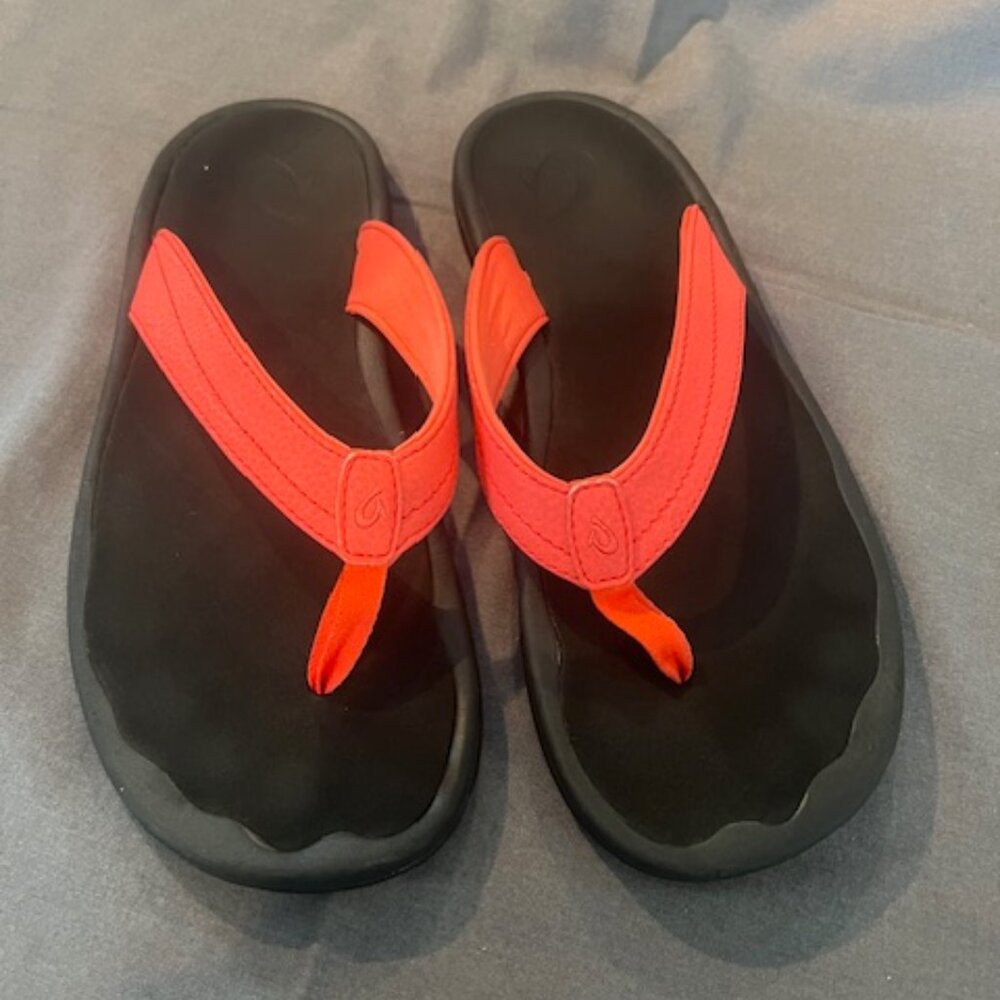 OLUKAI Women's Size 9 'Ohana Beach Sandals Hot Coral land, beach and water